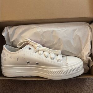 Chuck Taylor All Star Lift Platform Embroidered Flowers